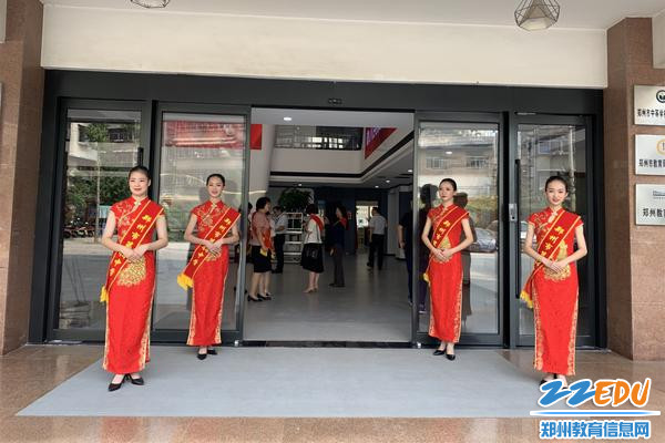 鄭州44中禮儀社團(tuán) 以專業(yè)服務(wù)致敬鄭州市最美教師，展現(xiàn)青春風(fēng)采